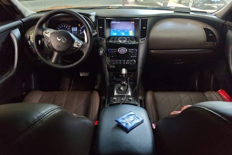 Used Infiniti QX70 2013 3.7L Standard Edition Center Console