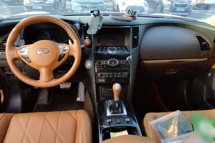 Used Infiniti QX70 2013 3.7L Supreme Edition Center Console