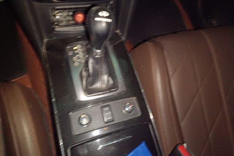 Used Infiniti QX70 2013 3.7L Supreme Edition Gear Lever