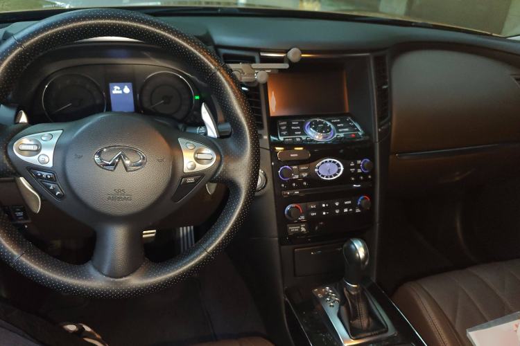 Used Infiniti QX70 2013 3.7L Supreme Edition Interior 2