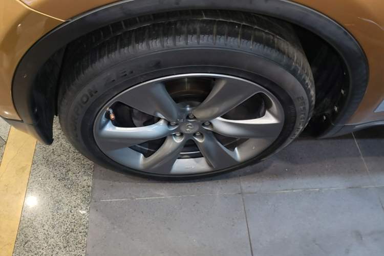 Used Infiniti QX70 2013 3.7L Standard Edition Left Front Wheel Hub