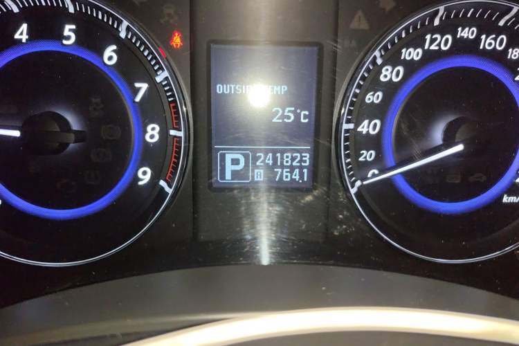 Used Infiniti QX70 2013 3.7L Standard Edition Odometer Close Up