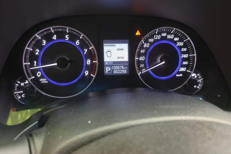 Used Infiniti QX70 2013 3.7L Standard Edition Odometer Close Up