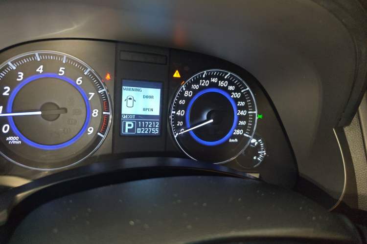 Used Infiniti QX70 2013 3.7L Supreme Edition Odometer Close Up