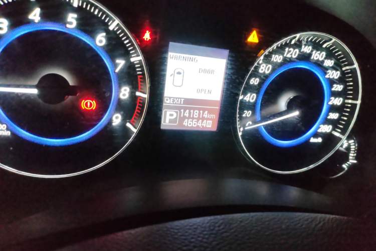 Used Infiniti QX70 2013 3.7L Standard Edition Odometer Close Up
