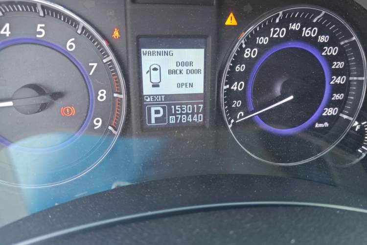 Used Infiniti QX70 2013 3.7L Standard Edition Odometer Close Up