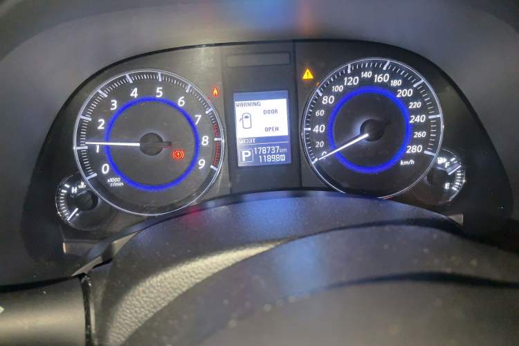Used Infiniti QX70 2013 3.7L Standard Edition Odometer Close Up