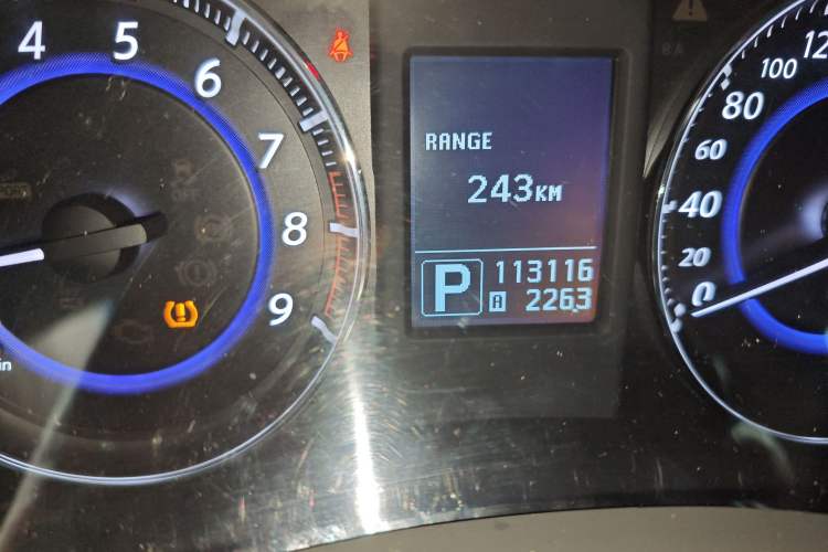 Used Infiniti QX70 2013 3.7L Standard Edition Odometer Close Up