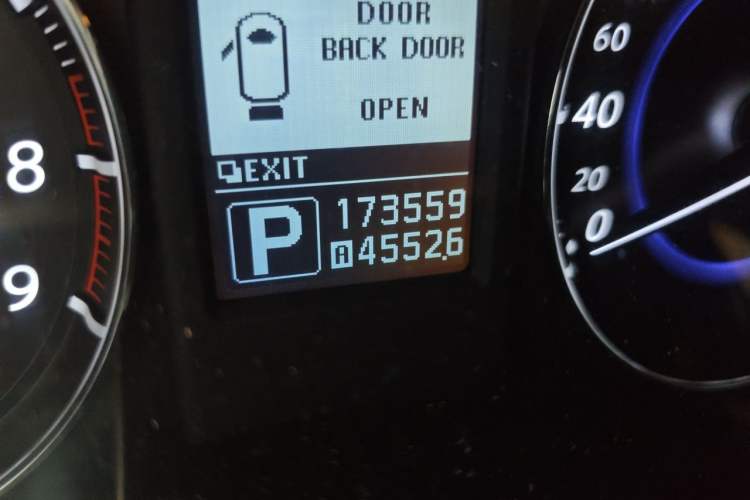 Used Infiniti QX70 2013 3.7L Standard Edition Odometer Close Up