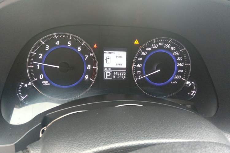 Used Infiniti QX70 2013 3.7L Standard Edition Odometer Close Up