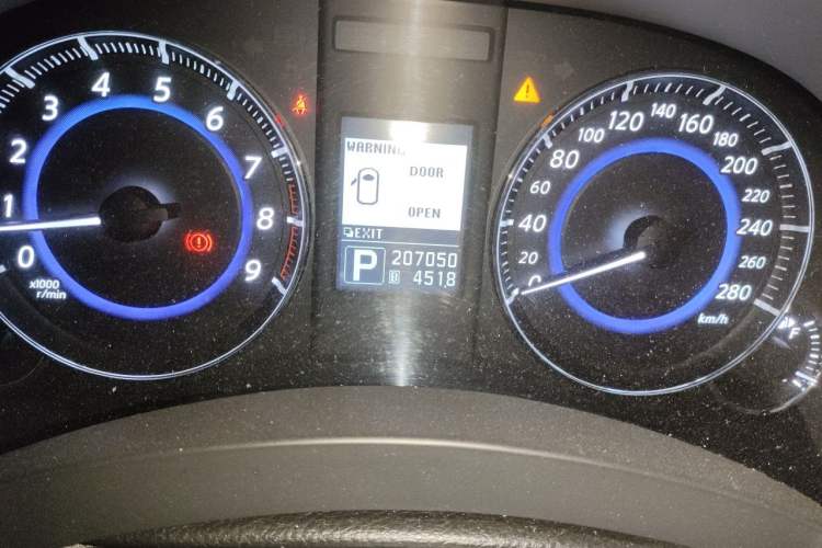 Used Infiniti QX70 2013 3.7L Standard Edition Odometer Close Up