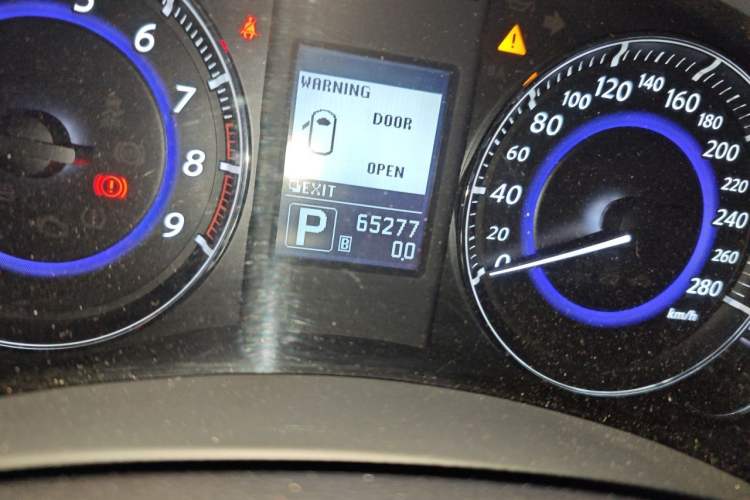 Used Infiniti QX70 2013 3.7L Standard Edition Odometer Close Up