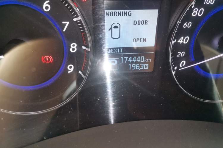 Used Infiniti QX70 2013 3.7L Standard Edition Odometer Close Up