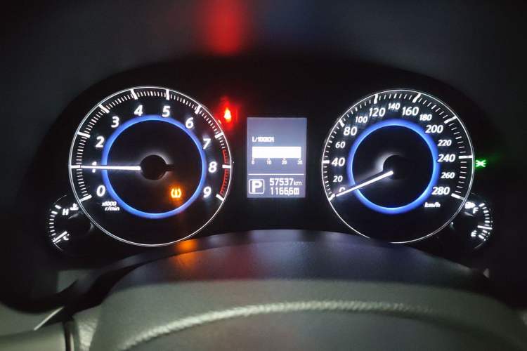 Used Infiniti QX70 2013 3.7L Standard Edition Odometer Close Up