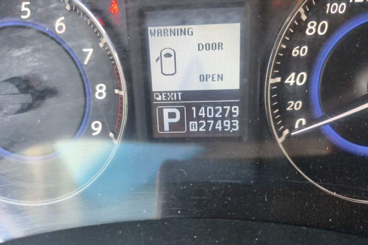 Used Infiniti QX70 2013 3.7L Standard Edition Odometer Close Up