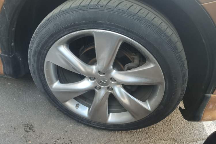 Used Infiniti QX70 2013 3.7L Standard Edition Right Front Wheel Hub