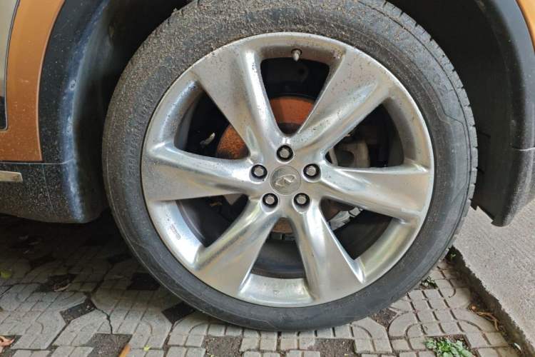 Used Infiniti QX70 2013 3.7L Standard Edition Right Front Wheel Hub