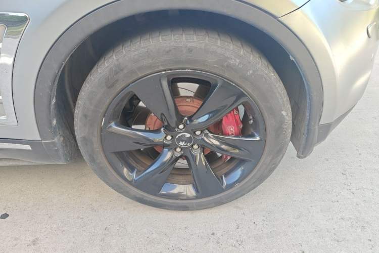 Used Infiniti QX70 2013 3.7L Standard Edition Right Front Wheel Hub