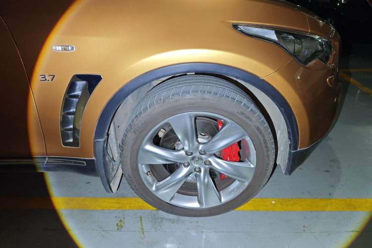 Used Infiniti QX70 2013 3.7L Standard Edition Right Front Wheel Hub