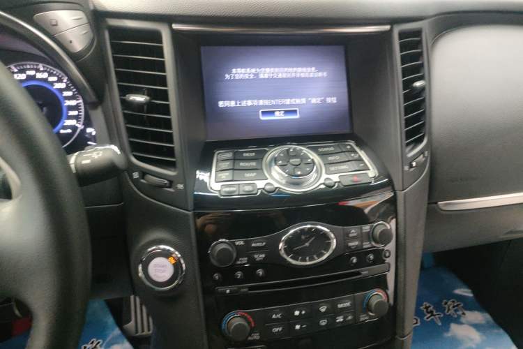Used Infiniti QX70 2015 3.7L Shadow Edition Audio And AC Panel
