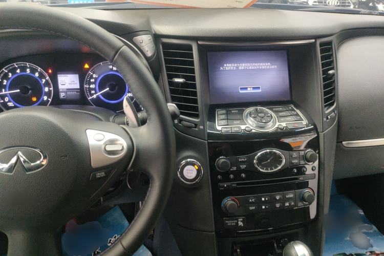 Used Infiniti QX70 2015 3.7L Shadow Edition Center Console