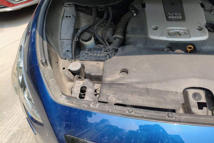 Used Infiniti QX70 2015 3.7L Shadow Edition Engine Bay Right