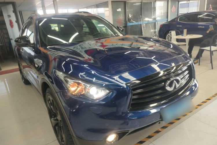 Used Infiniti QX70 2015 3.7L Shadow Edition Front Right 45 Deg
