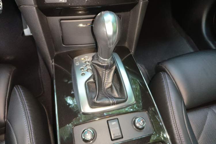 Used Infiniti QX70 2015 3.7L Shadow Edition Gear Lever