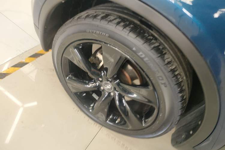 Used Infiniti QX70 2015 3.7L Shadow Edition Left Front Wheel Hub