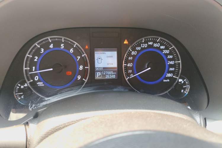 Used Infiniti QX70 2015 3.7L Shadow Edition Odometer Close Up