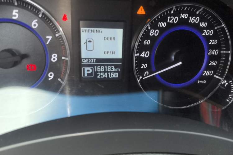 Used Infiniti QX70 2015 3.7L Shadow Edition Odometer Close Up