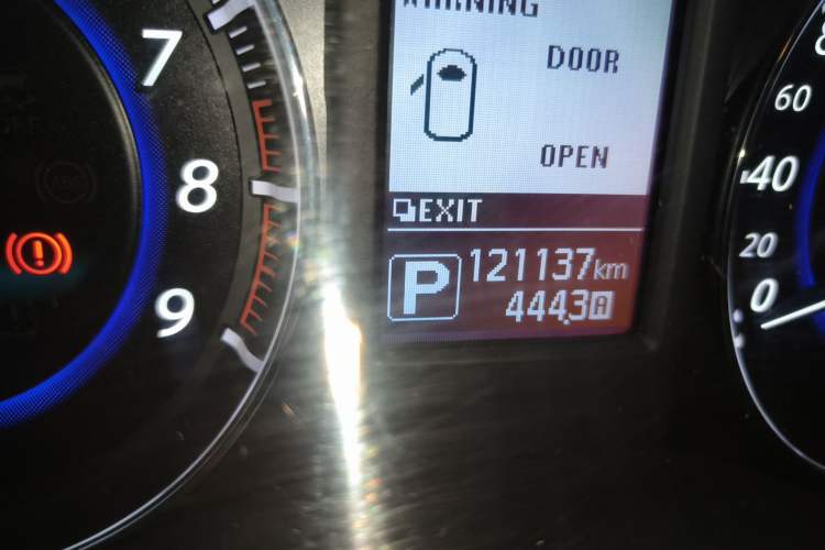 Used Infiniti QX70 2015 3.7L Shadow Edition Odometer Close Up