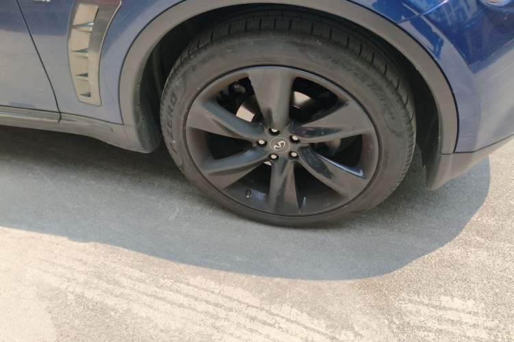 Used Infiniti QX70 2015 3.7L Shadow Edition Right Front Wheel Hub
