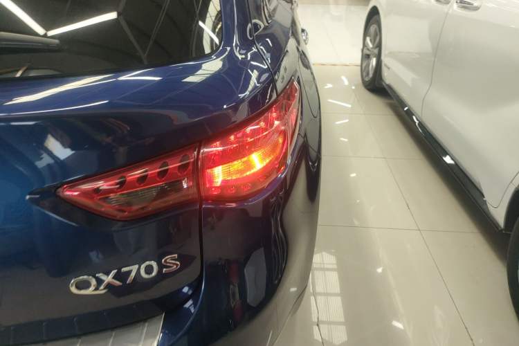 Used Infiniti QX70 2015 3.7L Shadow Edition Right Rear Taillight