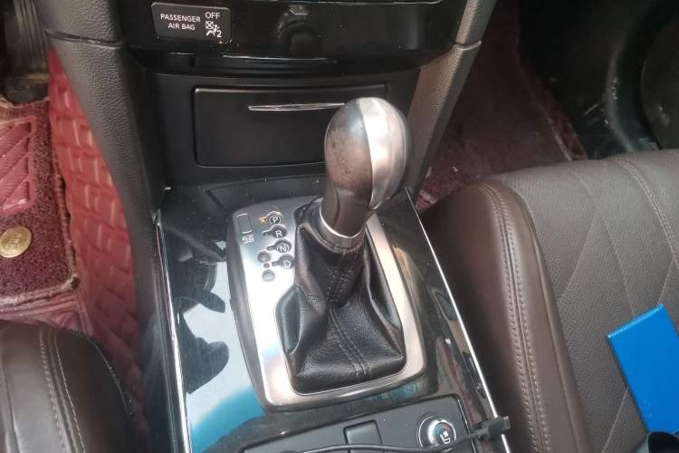 Used Infiniti QX70 2015 3.7L Shadow Edition Gear Lever