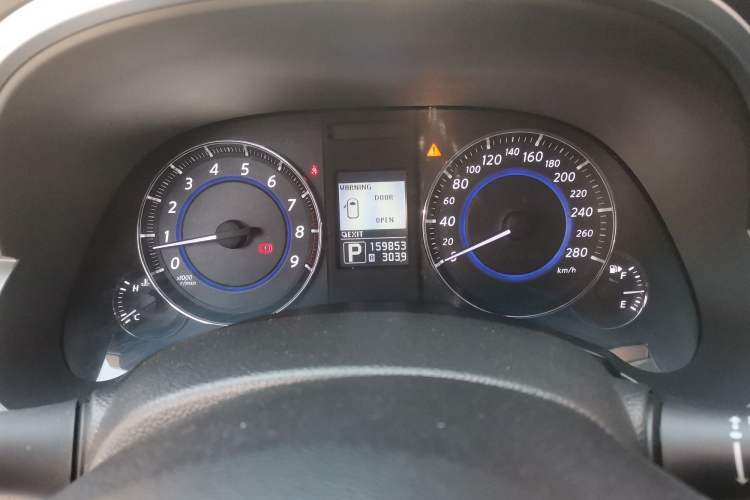Used Infiniti QX70 2015 3.7L Shadow Edition Odometer Close Up