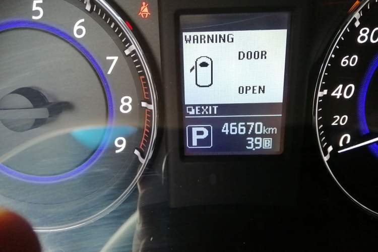 Used Infiniti QX70 2015 3.7L Shadow Edition Odometer Close Up