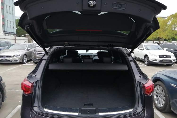 Used Infiniti QX70 2015 3.7L Shadow Edition Trunk