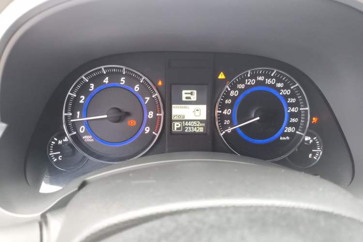 Used Infiniti QX70 2015 3.7L Shadow Edition Odometer Close Up