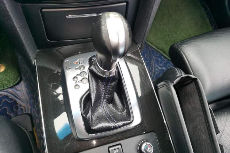 Used Infiniti QX70 2015 3.7L Shadow Edition Gear Lever