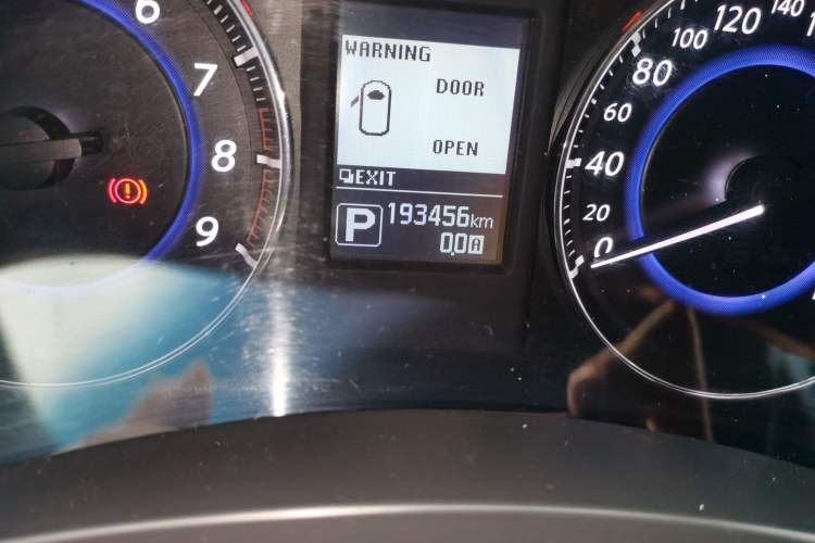 Used Infiniti QX70 2015 3.7L Shadow Edition Odometer Close Up