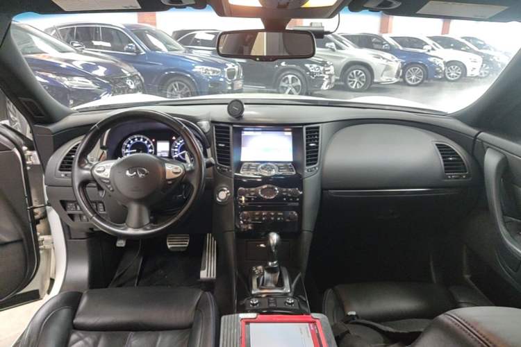 Used Infiniti QX70 2015 3.7L Shadow Edition Center Console