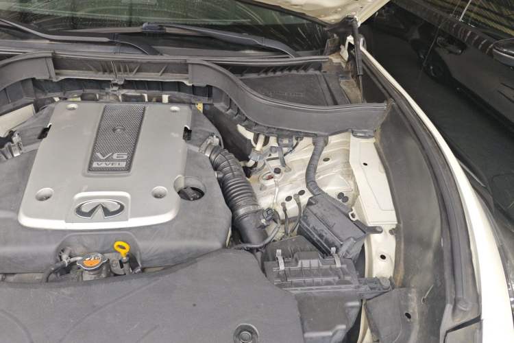 Used Infiniti QX70 2015 3.7L Shadow Edition Engine Bay Left