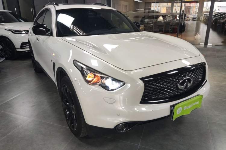 Used Infiniti QX70 2015 3.7L Shadow Edition Front Right 45 Deg
