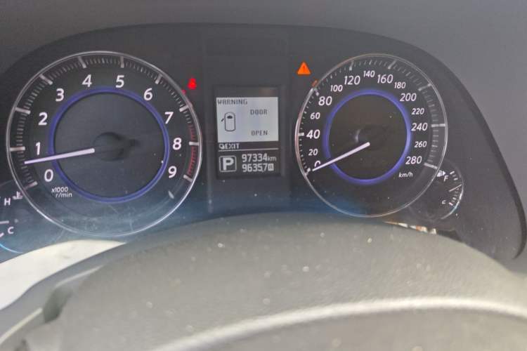 Used Infiniti QX70 2015 3.7L Shadow Edition Odometer Close Up