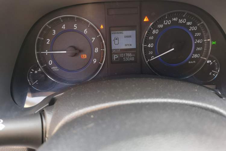Used Infiniti QX70 2015 3.7L Shadow Edition Odometer Close Up