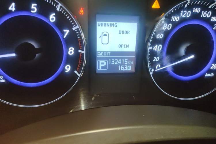 Used Infiniti QX70 2015 3.7L Shadow Edition Odometer Close Up