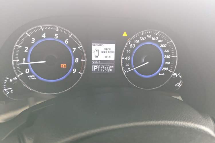 Used Infiniti QX70 2015 3.7L Shadow Edition Odometer Close Up
