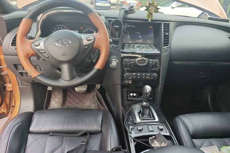 Used Infiniti QX70 2015 3.7L Shadow Edition Center Console