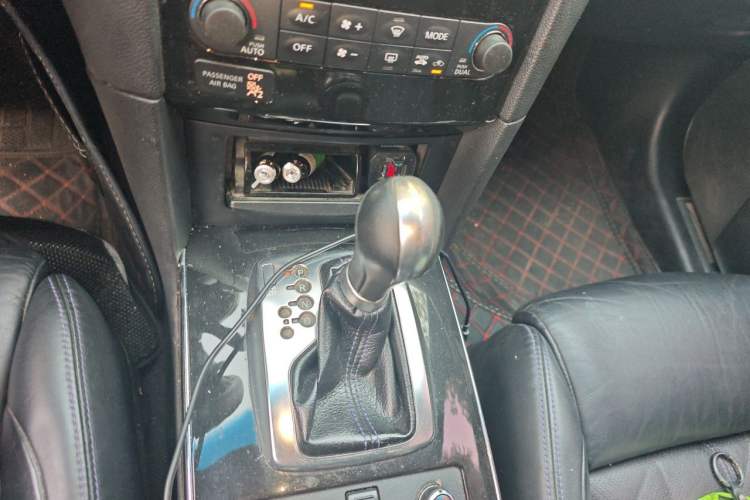 Used Infiniti QX70 2015 3.7L Shadow Edition Gear Lever